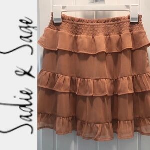 Sadie & Sage. Short‎ skirt. Ruffles. Small. Tan